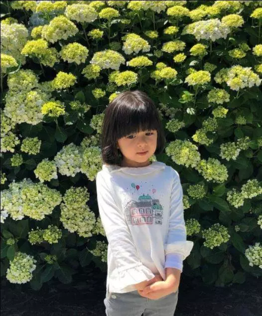 梁詠琪女兒近照,五官如今越來越立體,完全看不到媽媽的影子了,網友:混血兒就是不一樣~