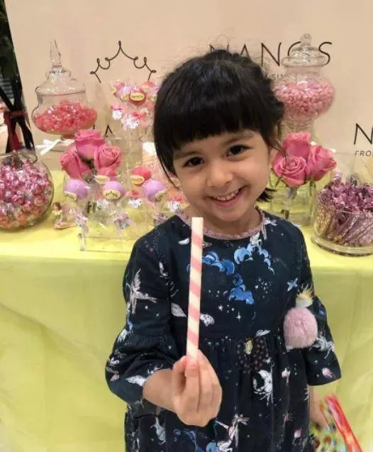 梁詠琪女兒近照,五官如今越來越立體,完全看不到媽媽的影子了,網友:混血兒就是不一樣~