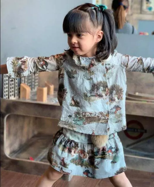 梁詠琪女兒近照,五官如今越來越立體,完全看不到媽媽的影子了,網友:混血兒就是不一樣~