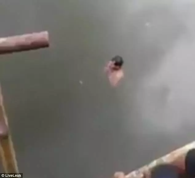 巫師自稱法力無邊,能控制鱷魚跳進鱷魚池後,被鱷魚拖走身亡(內附視頻)