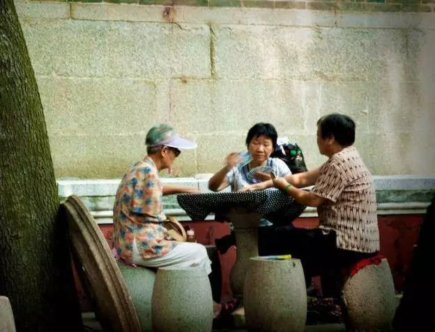 因父親遺囑不公,多年來我都不曾回過家 。無意間看到一封6年前的信 ,我立即賣房帶妻兒回老家