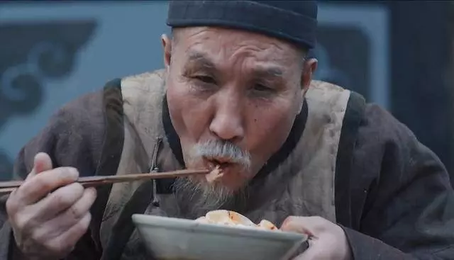 兒子在城裡安家我去探望,半夜看到廚房吃飯的人,我寒了心