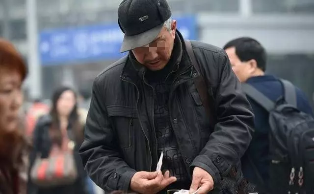 兒子在城裡安家我去探望,半夜看到廚房吃飯的人,我寒了心