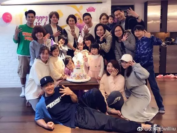 劉耕宏女兒生日趴聚「5星二代小公主」! 小泡芙近照曝光…網驚:這麼大了