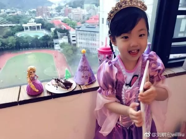 劉耕宏女兒生日趴聚「5星二代小公主」! 小泡芙近照曝光…網驚:這麼大了