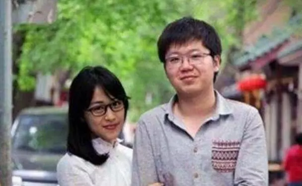 未婚妻去世五年,男子再婚,婚禮上看到熟悉身影,跪倒在地
