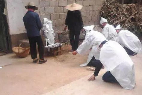 父親離世,銀行卡每月都會收到莫名匯款,查清匯款人後,兒子傻住