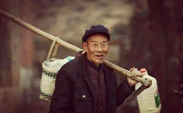 父親離世,銀行卡每月都會收到莫名匯款,查清匯款人後,兒子傻住