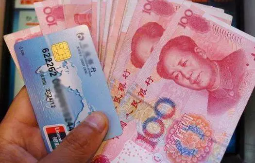 父親離世,銀行卡每月都會收到莫名匯款,查清匯款人後,兒子傻住