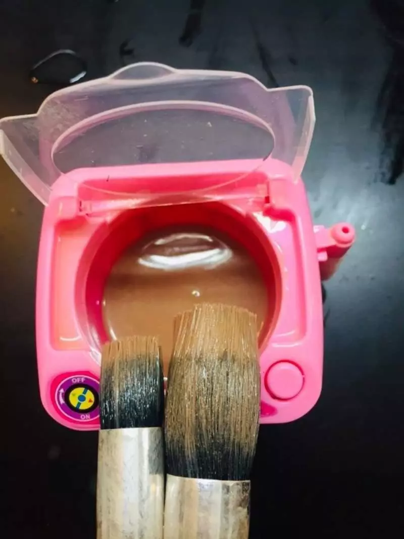 大創神器!可愛玩具秒變超實用「化妝刷具洗衣機」 「超明顯清洗效果」女生瘋搶啦