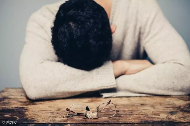 離婚半年,半夜給前妻發信息「想你」,看到八字回復,我心如刀割