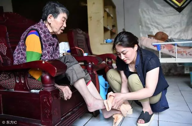 老公去世我照顧婆婆四年,她臨終留下遺言,我如鯁在喉!