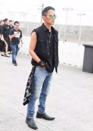 謝賢與狄波拉挽胳膊同行支持謝霆鋒工作,視狄波拉的丈夫如空氣?