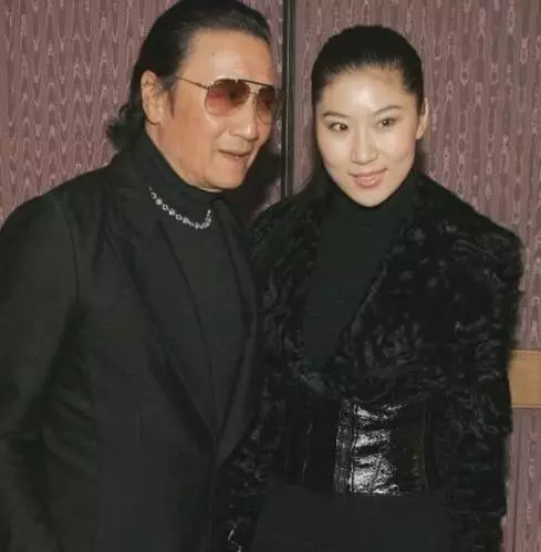 謝賢與狄波拉挽胳膊同行支持謝霆鋒工作,視狄波拉的丈夫如空氣?