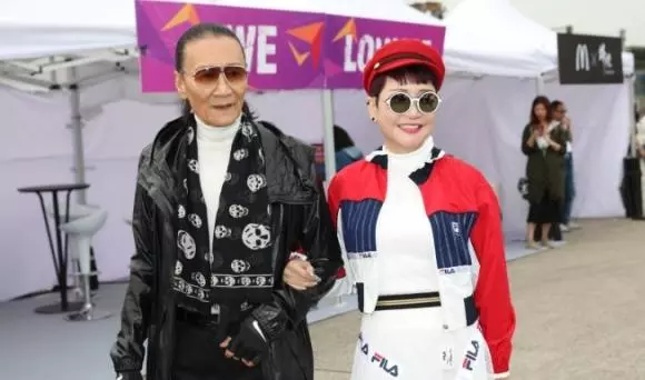 謝賢與狄波拉挽胳膊同行支持謝霆鋒工作,視狄波拉的丈夫如空氣?