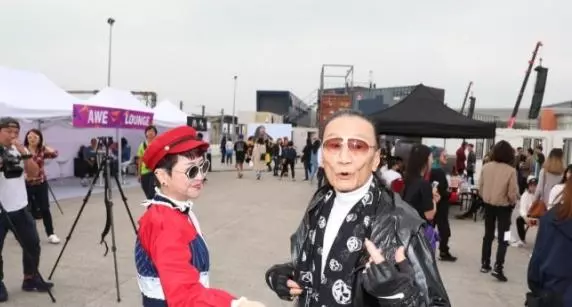 謝賢與狄波拉挽胳膊同行支持謝霆鋒工作,視狄波拉的丈夫如空氣?