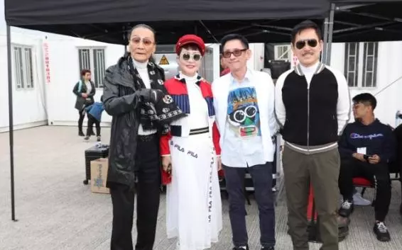 謝賢與狄波拉挽胳膊同行支持謝霆鋒工作,視狄波拉的丈夫如空氣?