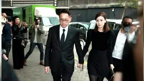 57歲許晉亨:看了現妻李嘉欣,再看首富前妻,這輩子值了~~~