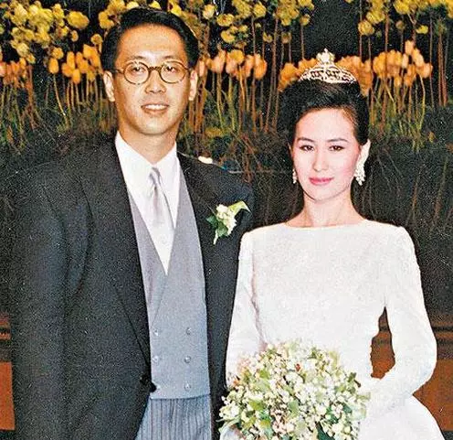 57歲許晉亨:看了現妻李嘉欣,再看首富前妻,這輩子值了~~~
