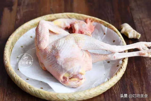 燉雞湯時,別只會加水直接燉,多做這1步,雞肉又軟又嫩,湯還濃