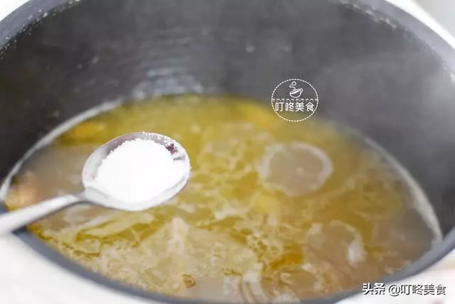 燉雞湯時,別只會加水直接燉,多做這1步,雞肉又軟又嫩,湯還濃
