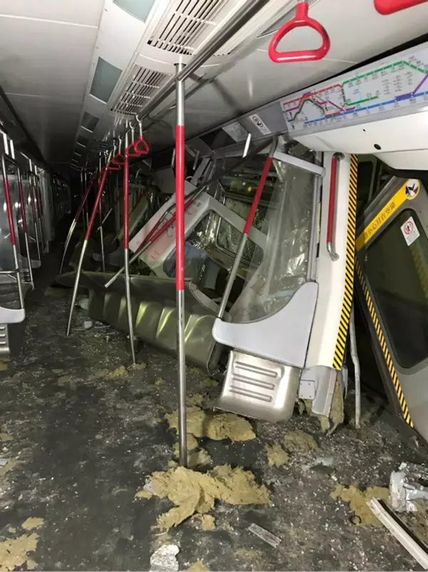 港鐵2列車相撞,車長受傷被困!