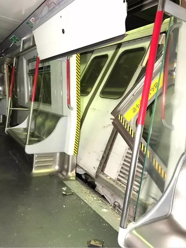 港鐵2列車相撞,車長受傷被困!