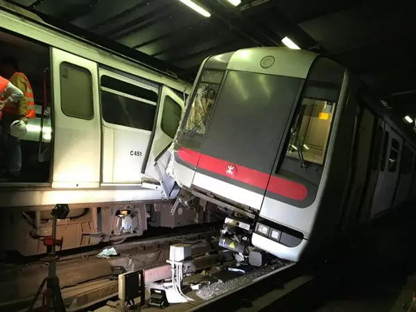 港鐵2列車相撞,車長受傷被困!