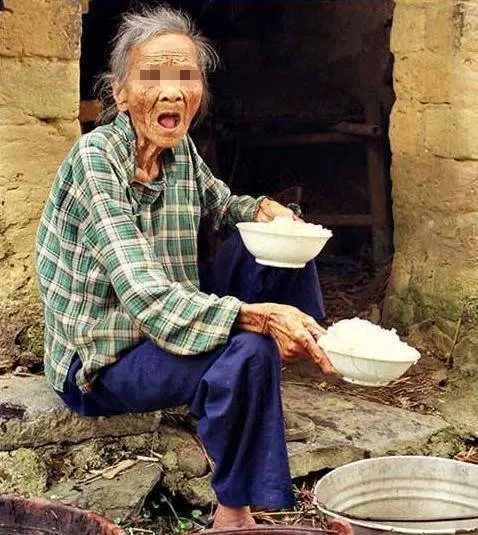 老母親在小兒子家每頓吃2碗米飯,去大兒子家卻粒米不沾,都蒙了