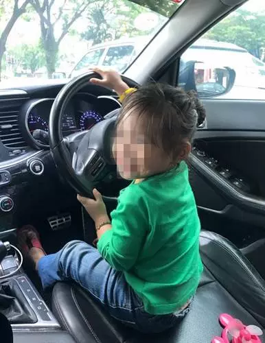 非常重要的警告 ~「 我的心臟似乎被掏空了!」網友警惕父母一定要鎖車門!~否則後果不堪設想!