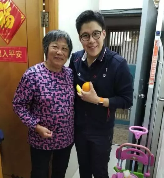 霍啟剛弟弟被拍開豪車接載女友,還在車內談情哄得對方咧嘴甜笑!