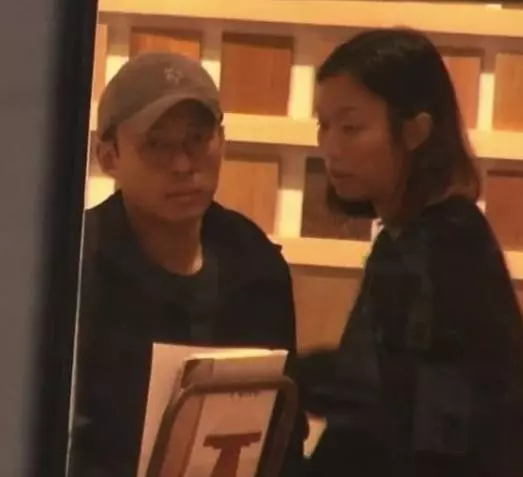 霍啟剛弟弟被拍開豪車接載女友,還在車內談情哄得對方咧嘴甜笑!