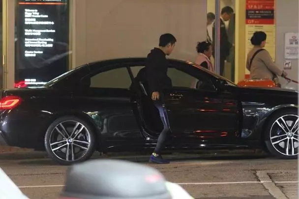 霍啟剛弟弟被拍開豪車接載女友,還在車內談情哄得對方咧嘴甜笑!