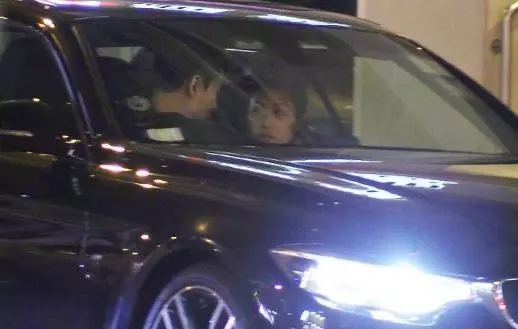 霍啟剛弟弟被拍開豪車接載女友,還在車內談情哄得對方咧嘴甜笑!