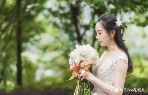 我陪痴呆婆婆到餐廳吃飯 遭女經理看衰 我一個電話 她臉青唇白