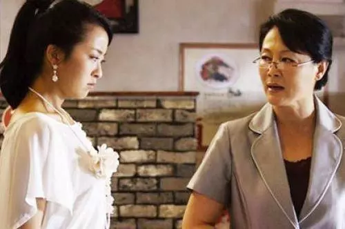 我陪痴呆婆婆到餐廳吃飯 遭女經理看衰 我一個電話 她臉青唇白