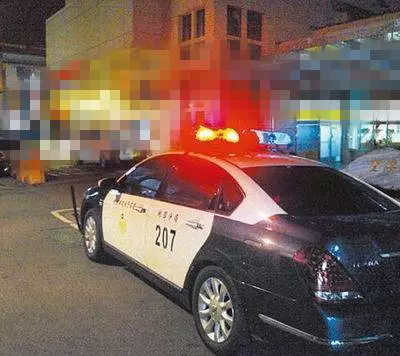 52歲阿婆撿回棄嬰養她長大,十八年後女孩高考,家裡來了一排警車!