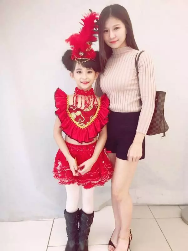 回顧 ! 最溫暖 ! 大馬最索華裔女警爆紅私生活照被網民起底曝光..!!