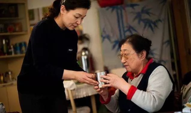 老年人老伴逝世後,餘生一個人過好,還是找個老伴好?這3個60歲的女人告訴你