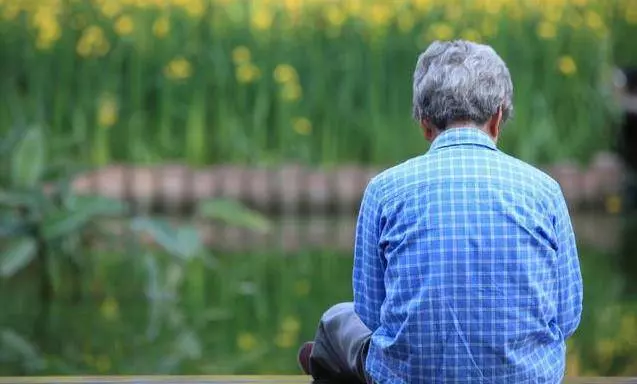 老年人老伴逝世後,餘生一個人過好,還是找個老伴好?這3個60歲的女人告訴你
