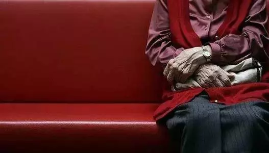 老年人老伴逝世後,餘生一個人過好,還是找個老伴好?這3個60歲的女人告訴你