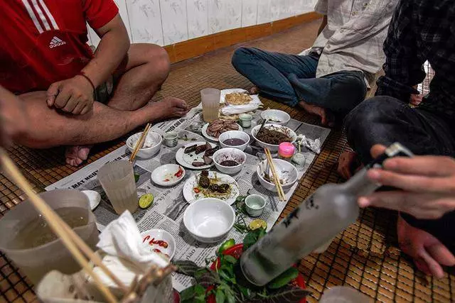 這裡堪稱全球最大的狗肉市場,每年至少吃掉20萬隻狗