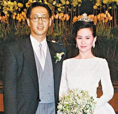 57歲許晉亨:看了現妻李嘉欣,再看首富前妻,這輩子值了~~~