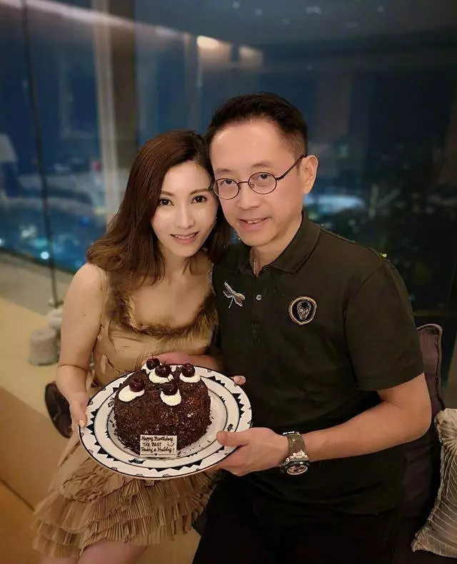 57歲許晉亨:看了現妻李嘉欣,再看首富前妻,這輩子值了~~~