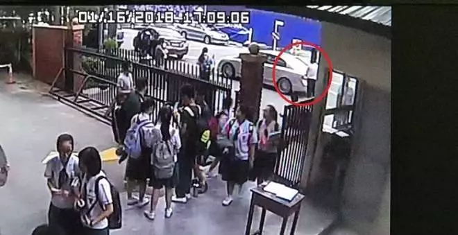 霸道家長車停校門礙交通~~屢勸不聽反欲撞保安(內附視頻)
