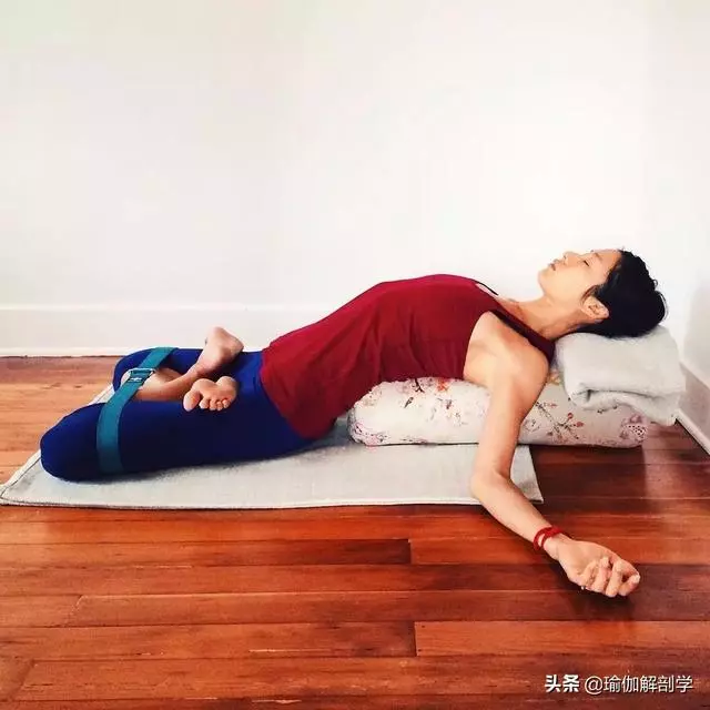一個瑜伽動作躺著練,再也不會圓肩駝背啦!