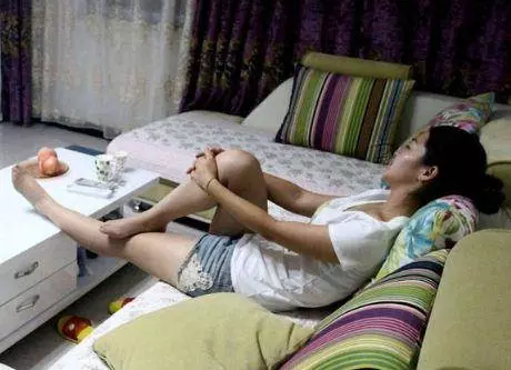 兒子出差,兒媳晚上總帶人回來,婆婆怒推開屋門,接下來蒙了
