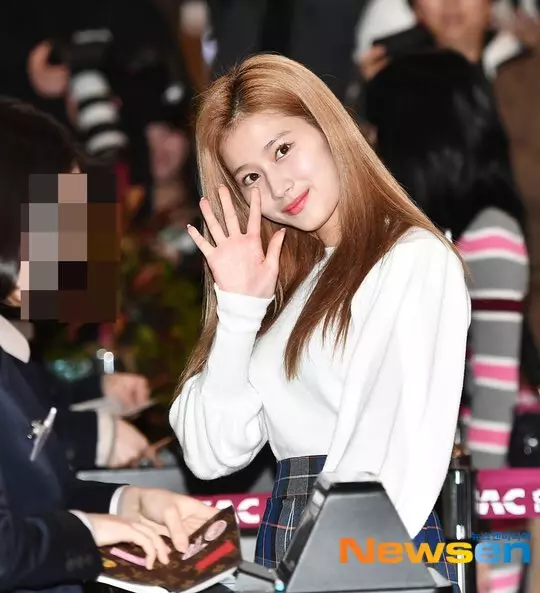 [TWICE][新聞]190318 TWICE摘得「最愛偶像」女團一位！累計捐贈金額達700萬韓元