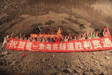 海裡全是水,海底隧道是怎樣修建的?看完感歎:工程太偉大了