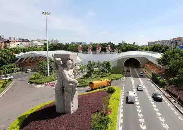 海裡全是水,海底隧道是怎樣修建的?看完感歎:工程太偉大了